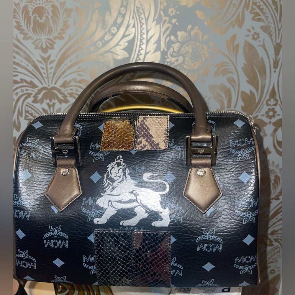 🌟🌟MCM PRINCESS LIONESS BOSTON BAG. EUC